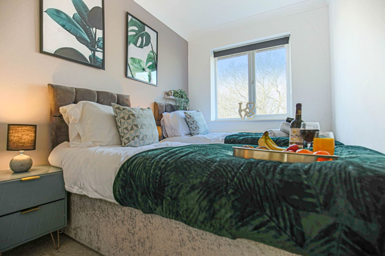 6 Bedroom House • FreeParking • FastWifi • SmartTV in 18 Clifton Moor - Property image 11 - VivreStays