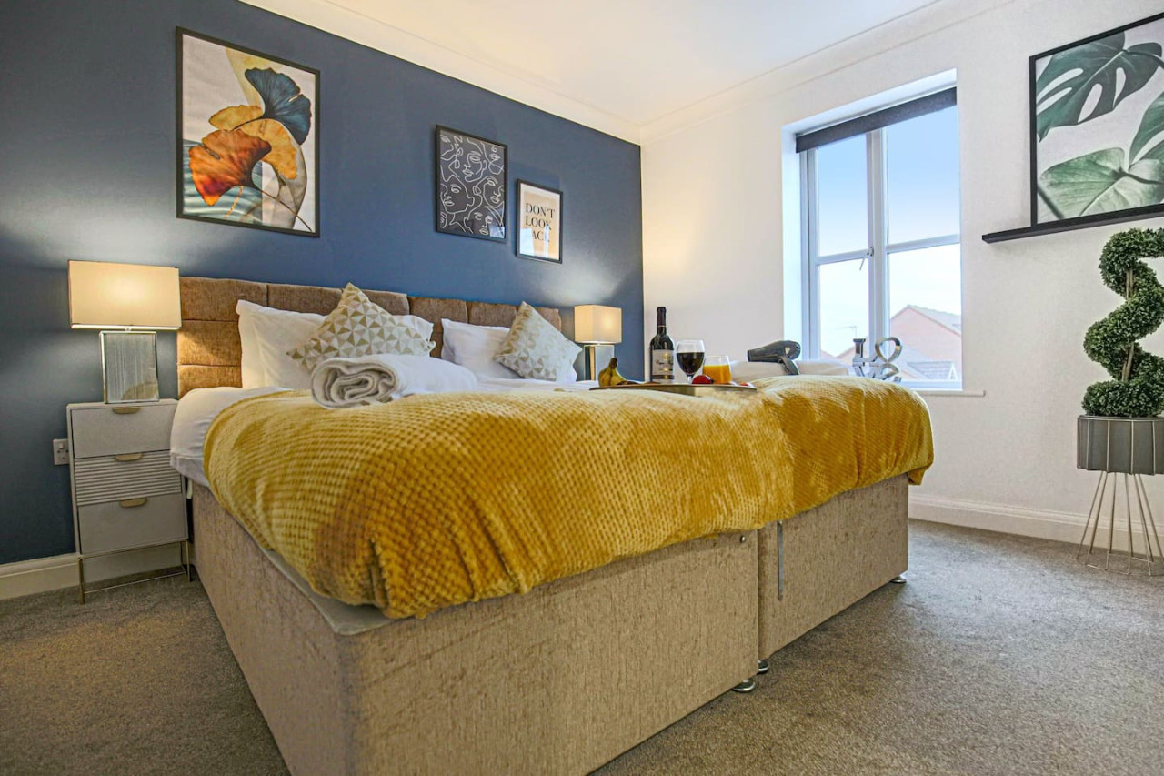 6 Bedroom House • FreeParking • FastWifi • SmartTV in 18 Clifton Moor - Property image 3 - VivreStays