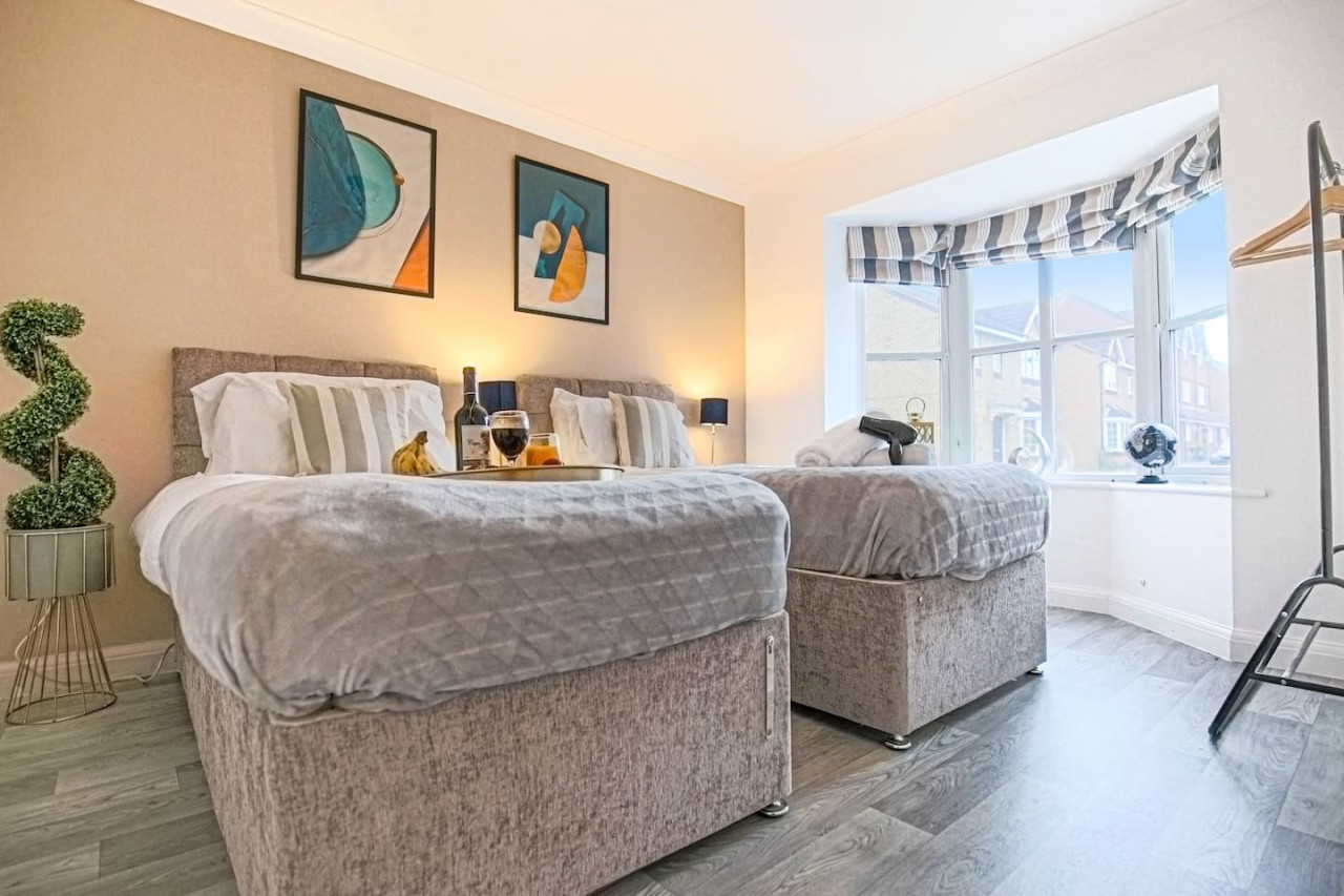 6 Bedroom House • FreeParking • FastWifi • SmartTV in 18 Clifton Moor - Property image 16 - VivreStays