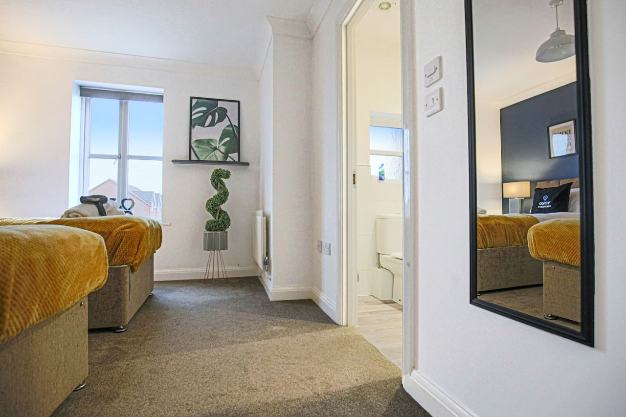 6 Bedroom House • FreeParking • FastWifi • SmartTV in 18 Clifton Moor - Property image 4 - VivreStays