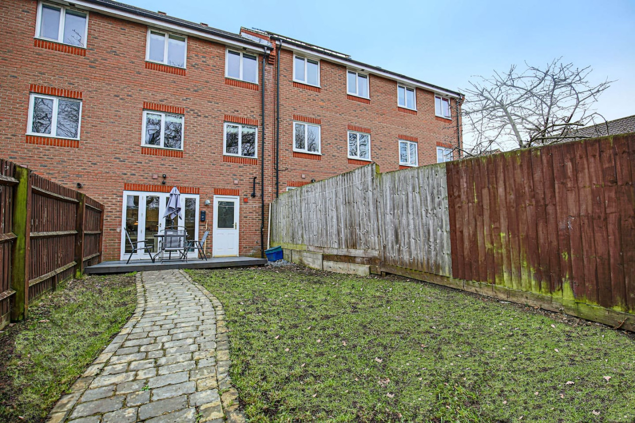 6 Bedroom House • FreeParking • FastWifi • SmartTV in 18 Clifton Moor - Property image 29 - VivreStays