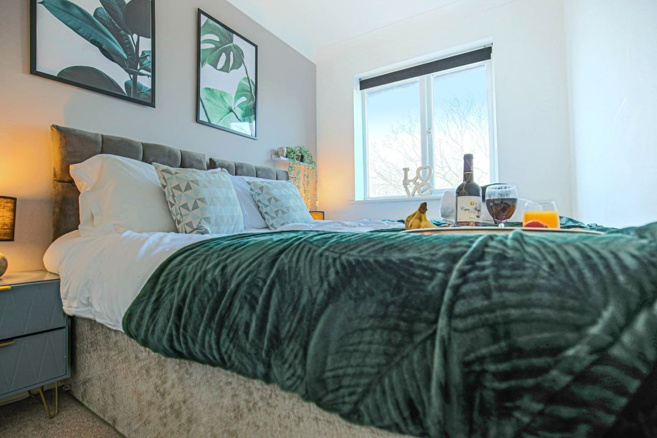 6 Bedroom House • FreeParking • FastWifi • SmartTV in 18 Clifton Moor - Property image 12 - VivreStays