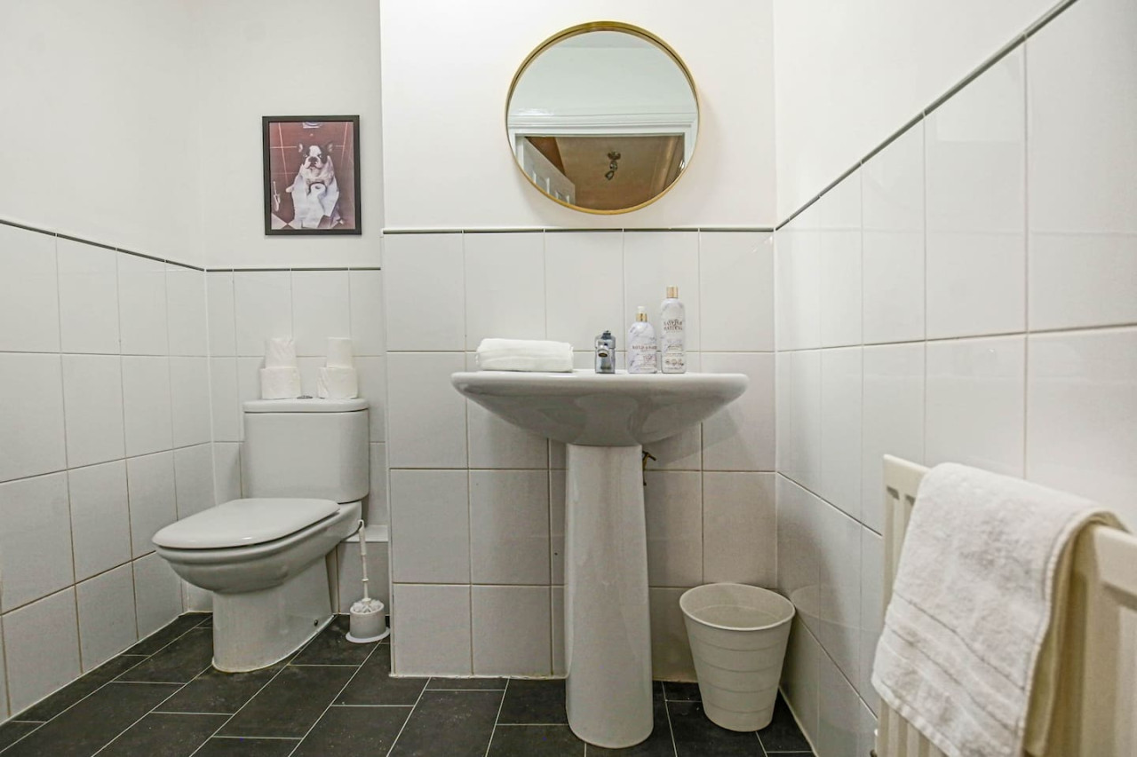 6 Bedroom House • FreeParking • FastWifi • SmartTV in 18 Clifton Moor - Property image 27 - VivreStays