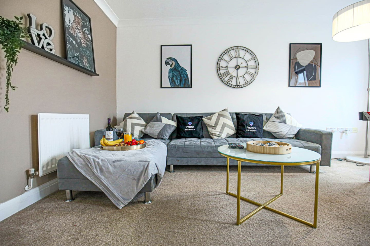 6 Bedroom House • FreeParking • FastWifi • SmartTV in 18 Clifton Moor - Property image 20 - VivreStays