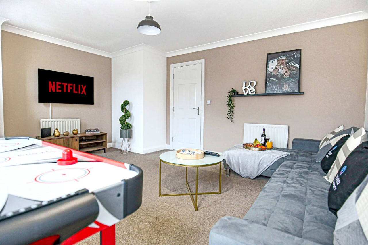 6 Bedroom House • FreeParking • FastWifi • SmartTV in 18 Clifton Moor - Property image 21 - VivreStays