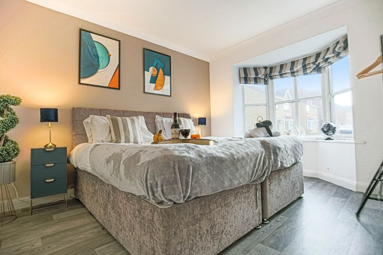 6 Bedroom House • FreeParking • FastWifi • SmartTV in 18 Clifton Moor - Property image 17 - VivreStays