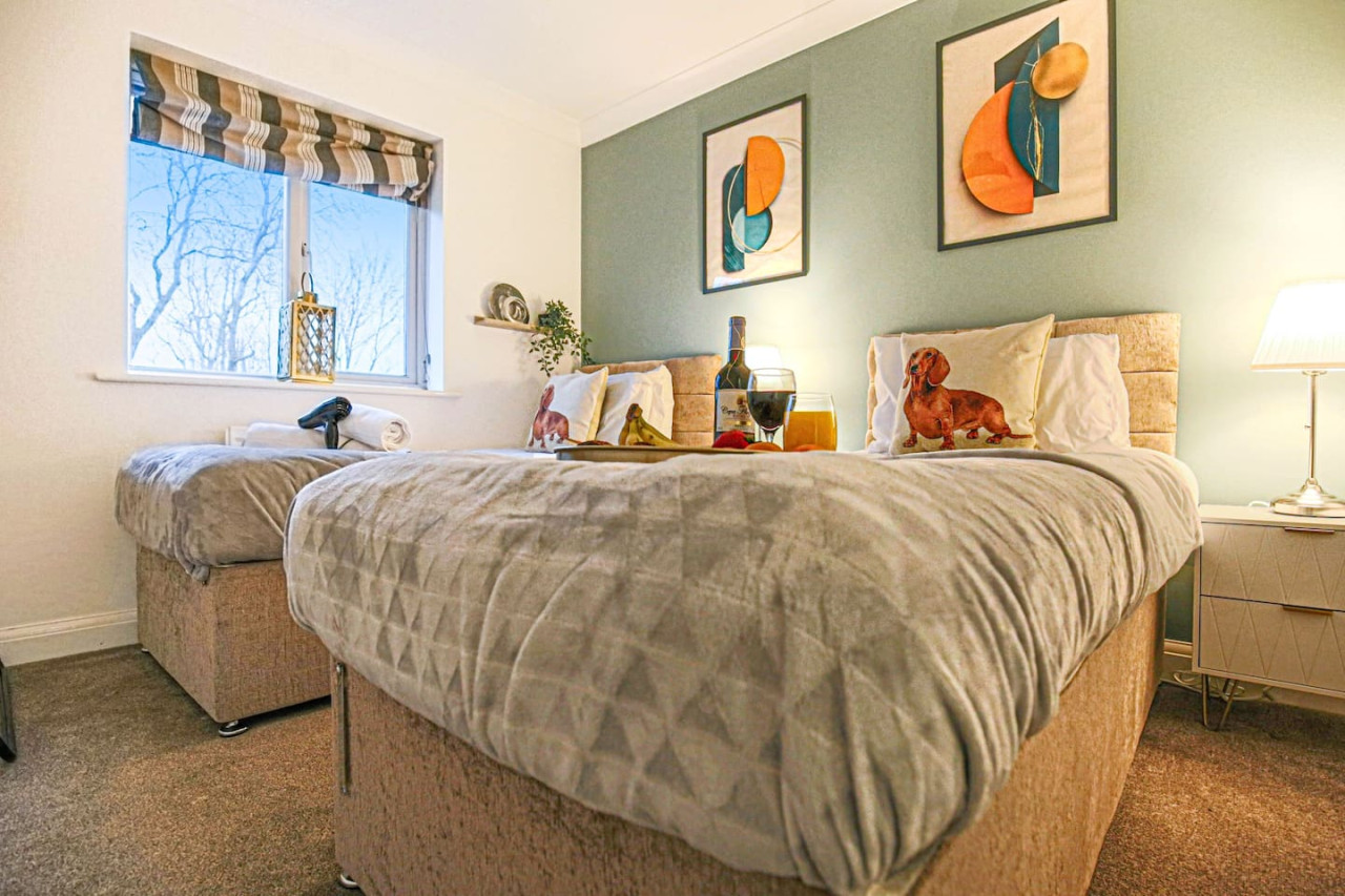 6 Bedroom House • FreeParking • FastWifi • SmartTV in 18 Clifton Moor - Property image 6 - VivreStays