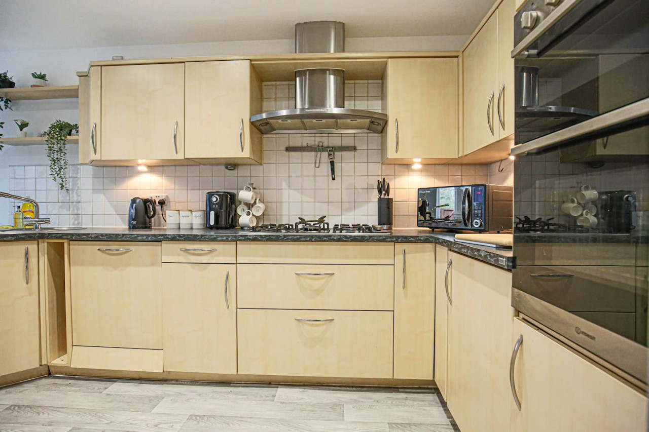 6 Bedroom House • FreeParking • FastWifi • SmartTV in 18 Clifton Moor - Property image 23 - VivreStays