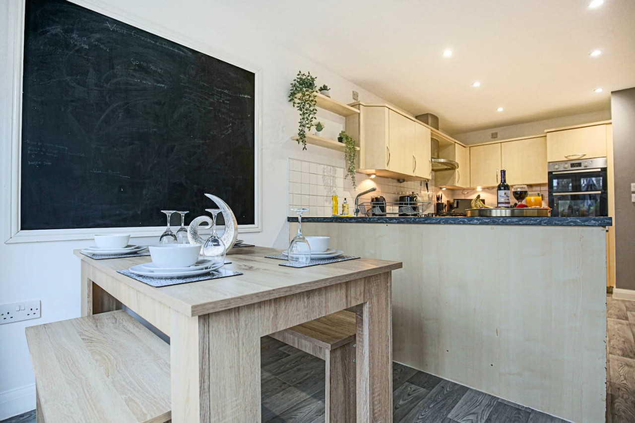 6 Bedroom House • FreeParking • FastWifi • SmartTV in 18 Clifton Moor - Property image 25 - VivreStays