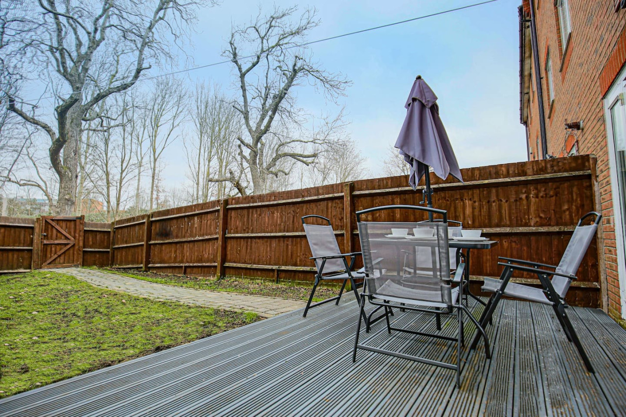 6 Bedroom House • FreeParking • FastWifi • SmartTV in 18 Clifton Moor - Property image 28 - VivreStays