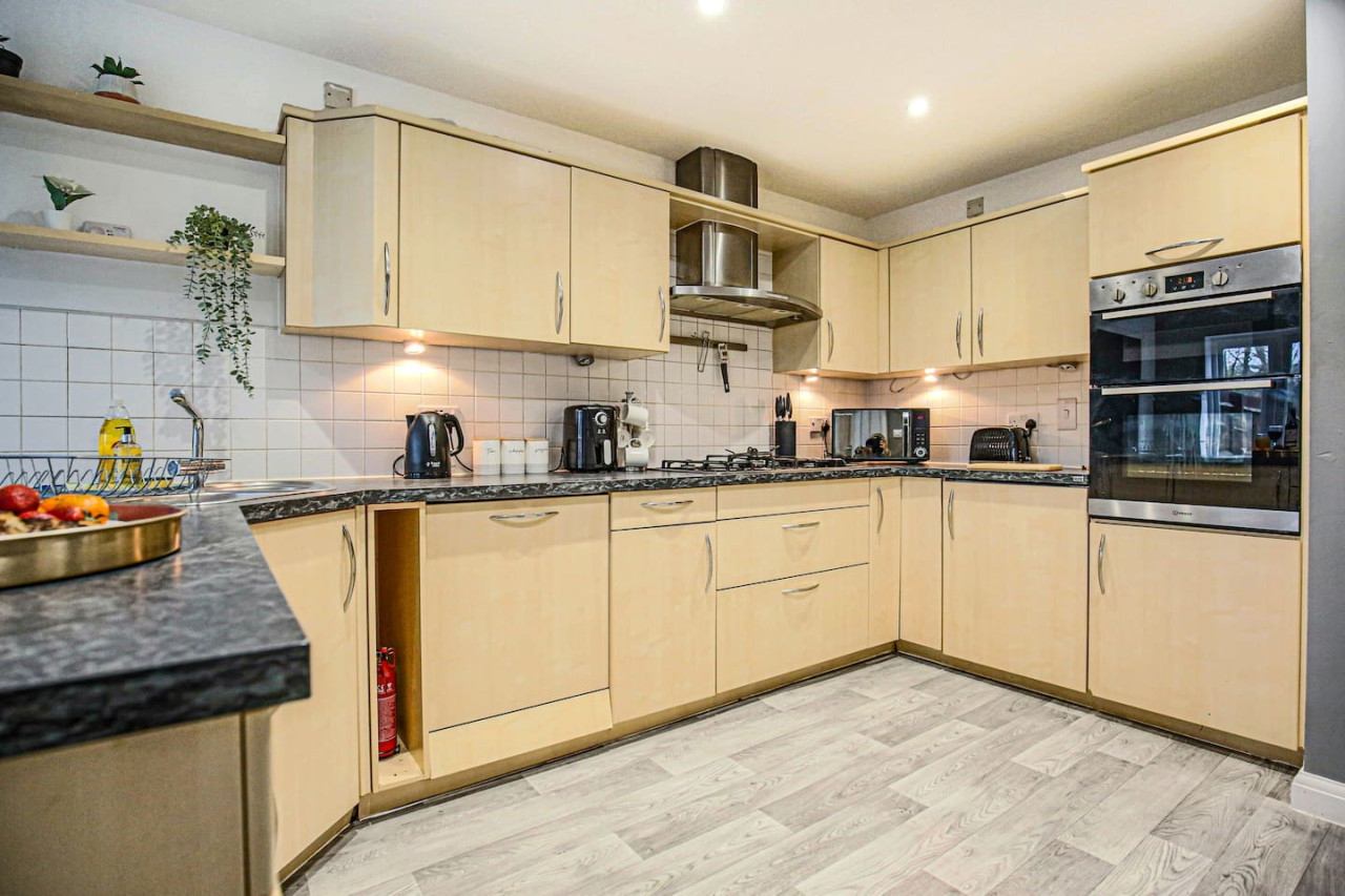 6 Bedroom House • FreeParking • FastWifi • SmartTV in 18 Clifton Moor - Property image 22 - VivreStays
