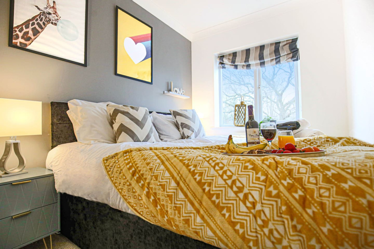 6 Bedroom House • FreeParking • FastWifi • SmartTV in 18 Clifton Moor - Property image 15 - VivreStays