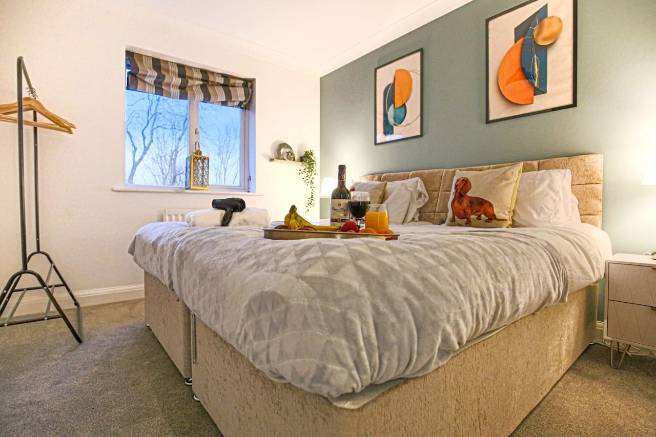 6 Bedroom House • FreeParking • FastWifi • SmartTV in 18 Clifton Moor - Property image 7 - VivreStays