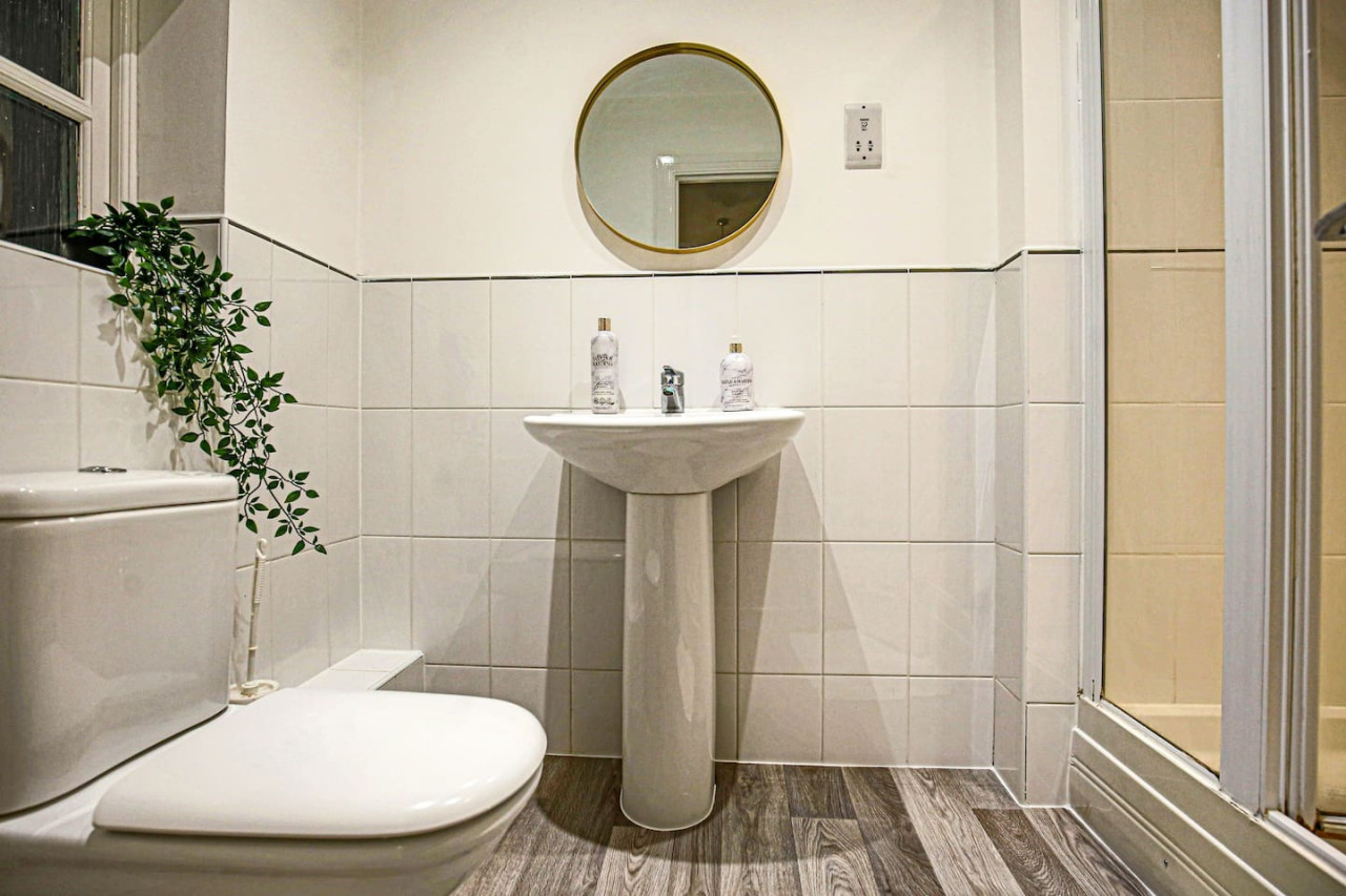 6 Bedroom House • FreeParking • FastWifi • SmartTV in 18 Clifton Moor - Property image 5 - VivreStays