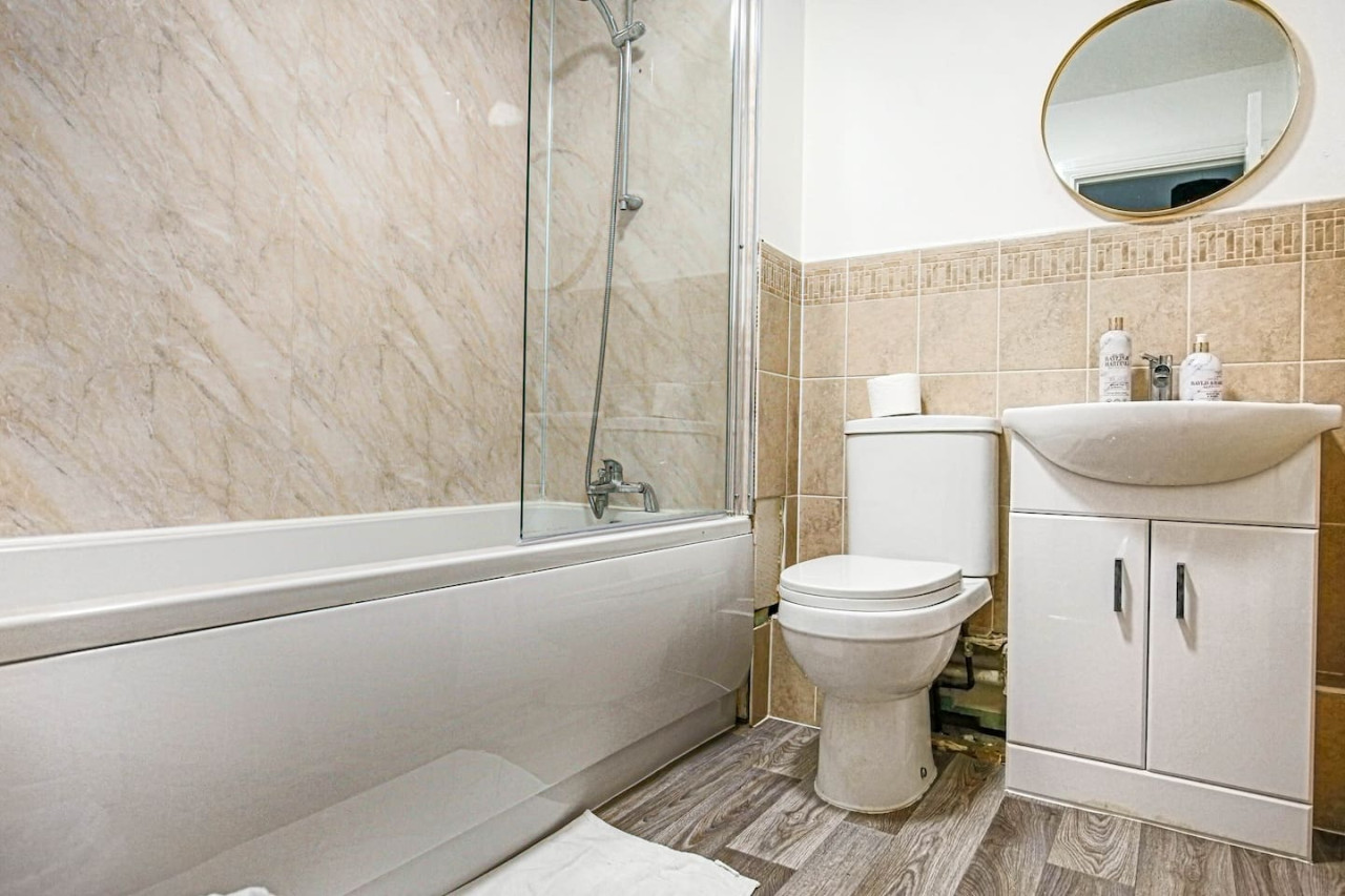 6 Bedroom House • FreeParking • FastWifi • SmartTV in 18 Clifton Moor - Property image 18 - VivreStays