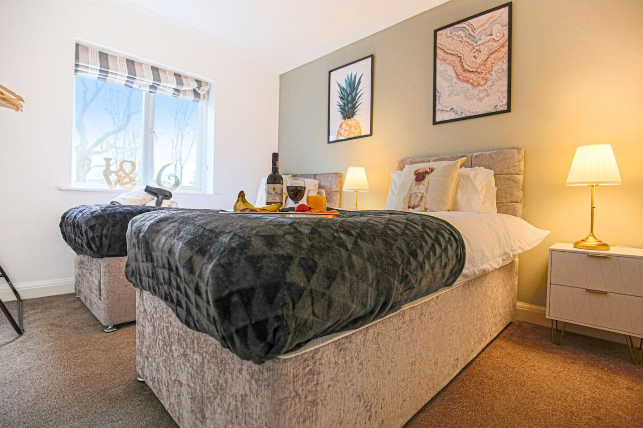 6 Bedroom House • FreeParking • FastWifi • SmartTV in 18 Clifton Moor - Property image 8 - VivreStays