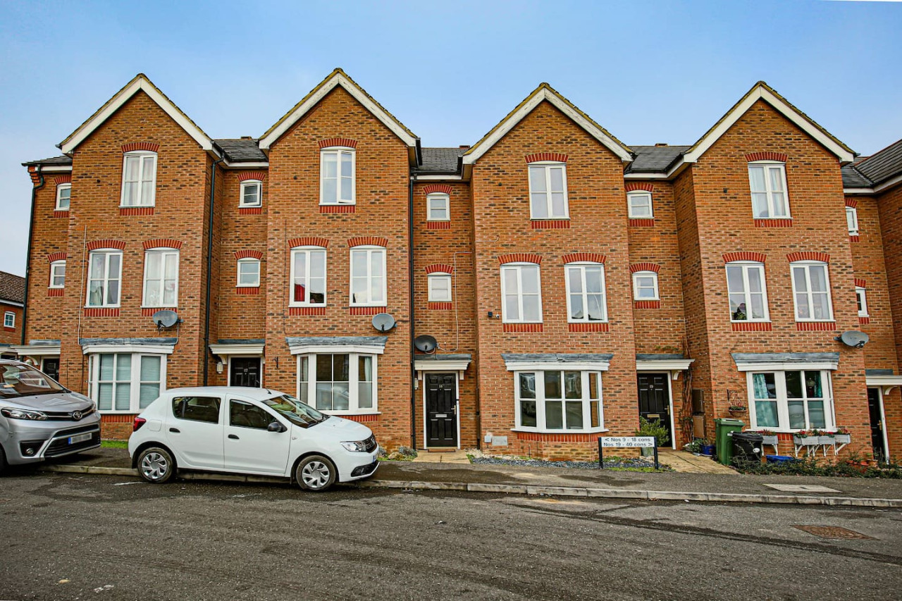 6 Bedroom House • FreeParking • FastWifi • SmartTV in 18 Clifton Moor - Property image 30 - VivreStays