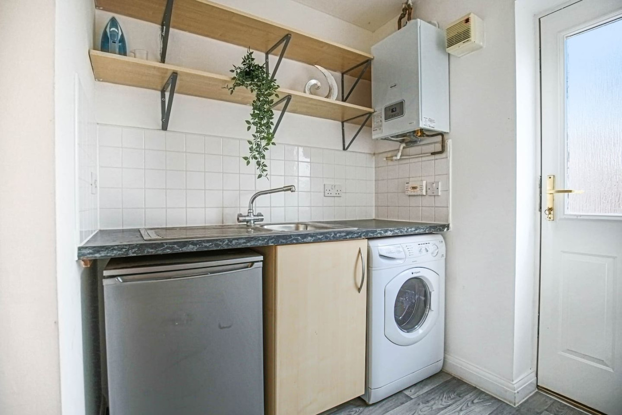 6 Bedroom House • FreeParking • FastWifi • SmartTV in 18 Clifton Moor - Property image 26 - VivreStays