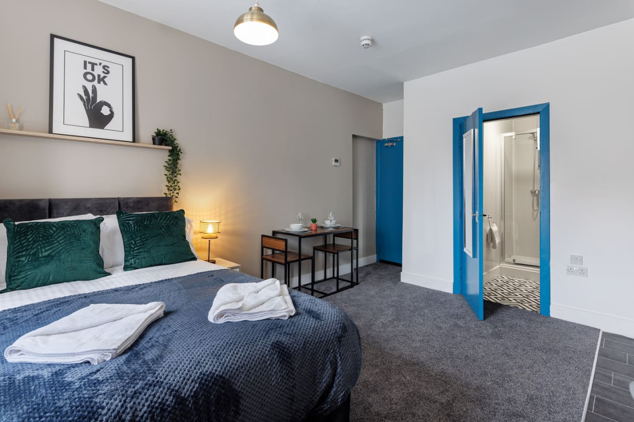 Studio 8 • City Centre • En-Suite Shower • Fast WiFi • Smart TV in 138 Borough Road Studio 8 - Property image 2 - VivreStays