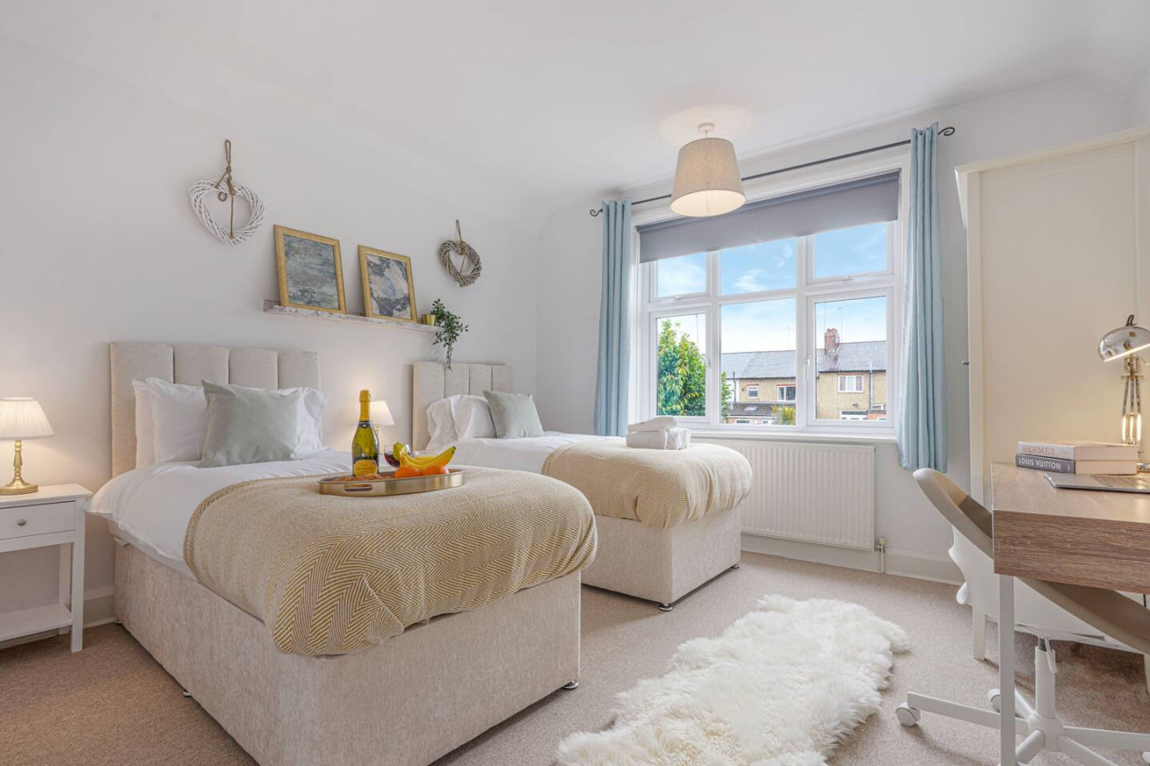 Elegant House • Central Location • Sleeps 8 • Free Parking • Fast Wifi • Virgin TV • Work Desk in 22 The Drive - Property image 21 - VivreStays