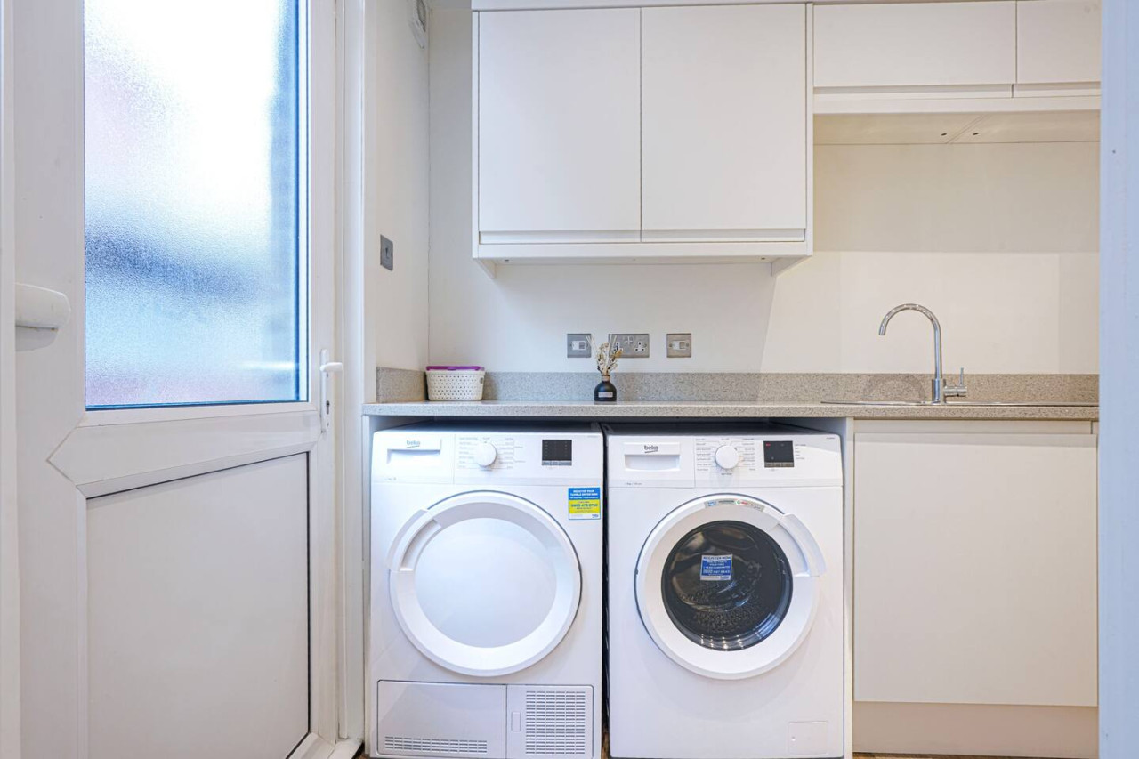 Elegant House • Central Location • Sleeps 8 • Free Parking • Fast Wifi • Virgin TV • Work Desk in 22 The Drive - Property image 28 - VivreStays