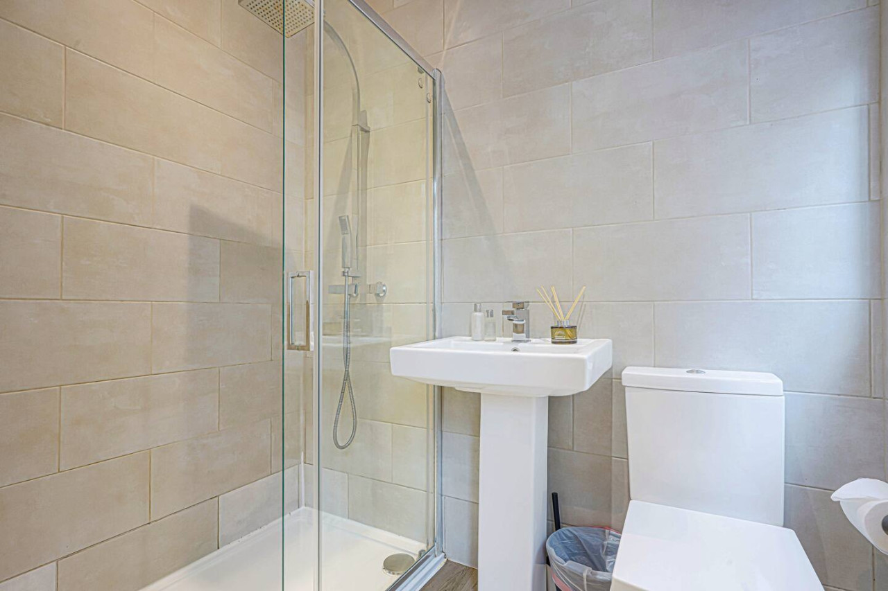 Elegant House • Central Location • Sleeps 8 • Free Parking • Fast Wifi • Virgin TV • Work Desk in 22 The Drive - Property image 14 - VivreStays