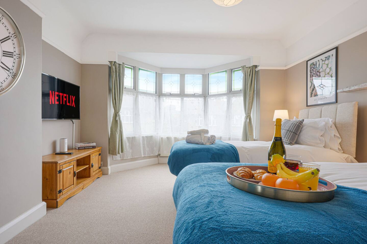 Elegant House • Central Location • Sleeps 8 • Free Parking • Fast Wifi • Virgin TV • Work Desk in 22 The Drive - Property image 16 - VivreStays