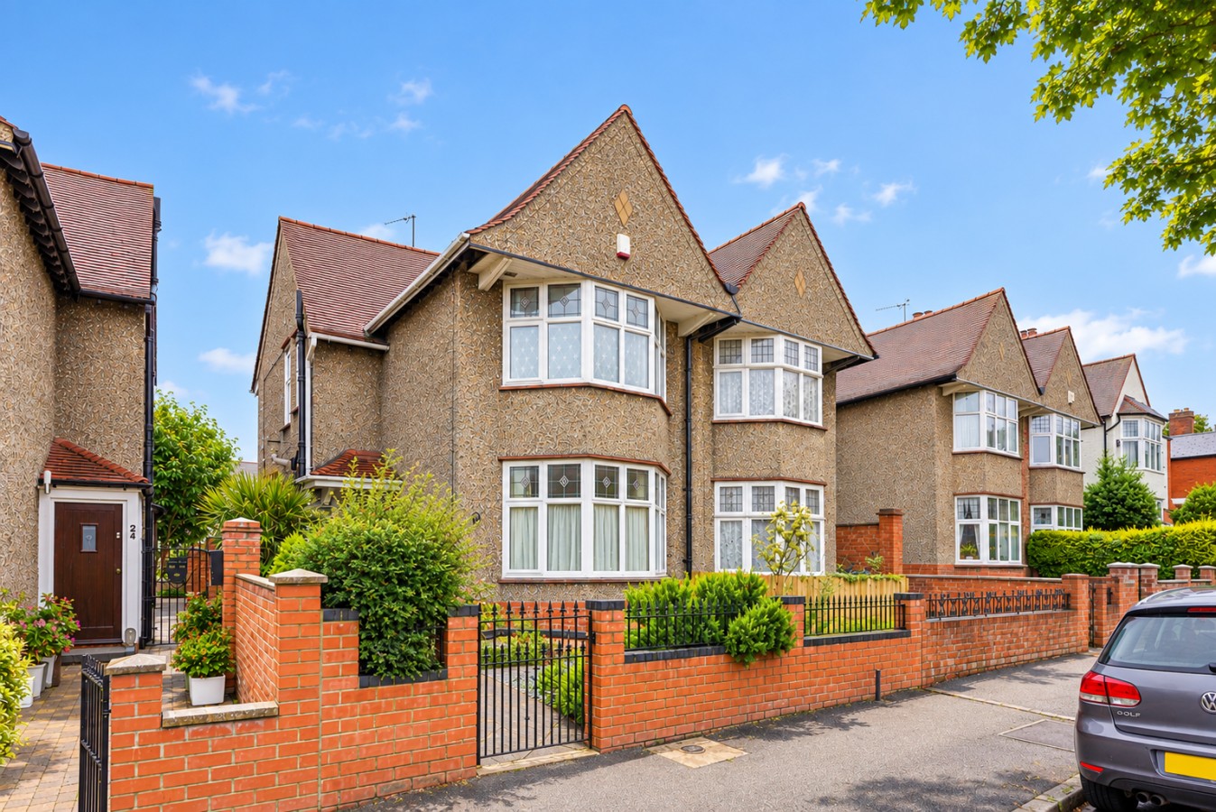 Elegant House • Central Location • Sleeps 8 • Free Parking • Fast Wifi • Virgin TV • Work Desk in 22 The Drive - Property image 29 - VivreStays