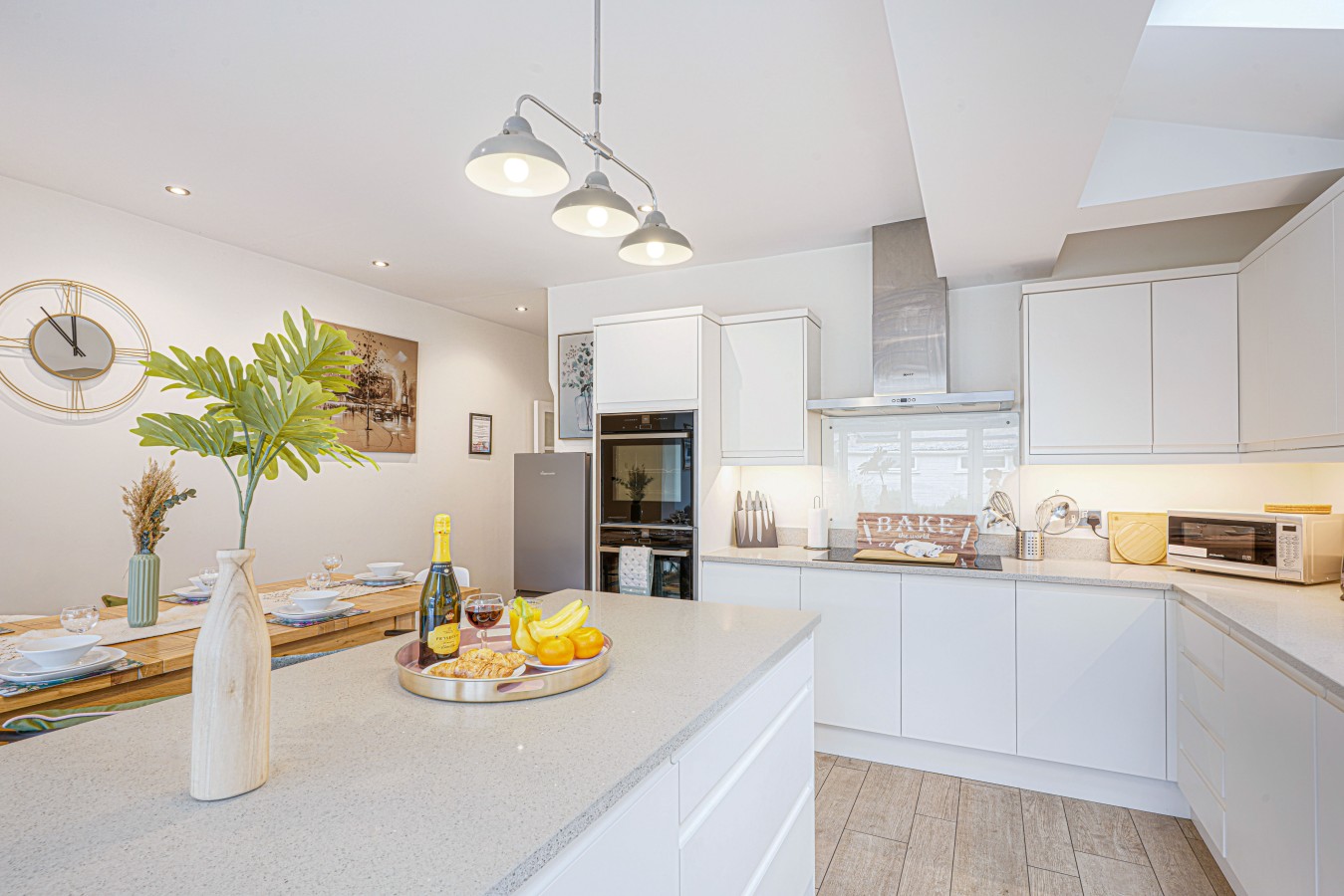 Elegant House • Central Location • Sleeps 8 • Free Parking • Fast Wifi • Virgin TV • Work Desk in 22 The Drive - Property image 4 - VivreStays
