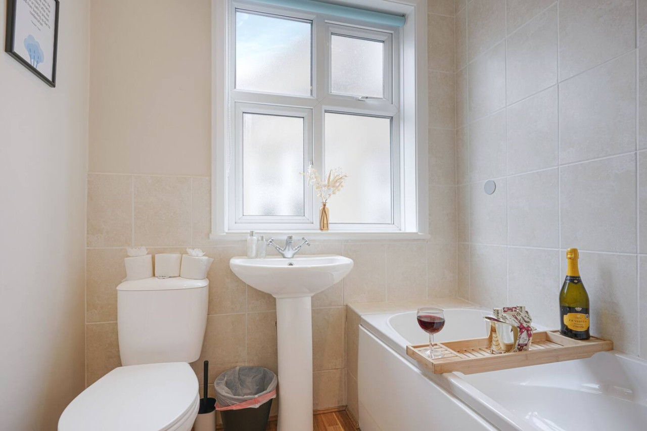 Elegant House • Central Location • Sleeps 8 • Free Parking • Fast Wifi • Virgin TV • Work Desk in 22 The Drive - Property image 19 - VivreStays