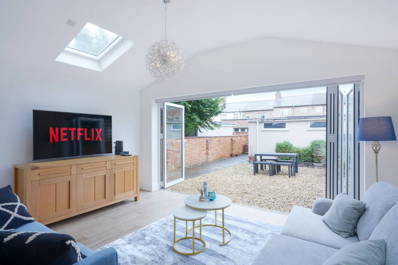 Elegant House • Central Location • Sleeps 8 • Free Parking • Fast Wifi • Virgin TV • Work Desk in 22 The Drive - Property image 7 - VivreStays
