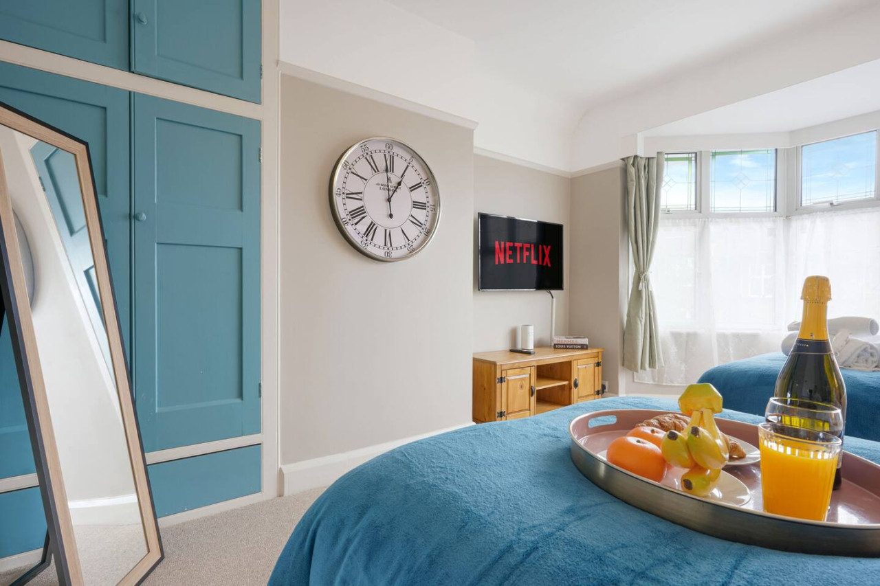 Elegant House • Central Location • Sleeps 8 • Free Parking • Fast Wifi • Virgin TV • Work Desk in 22 The Drive - Property image 17 - VivreStays