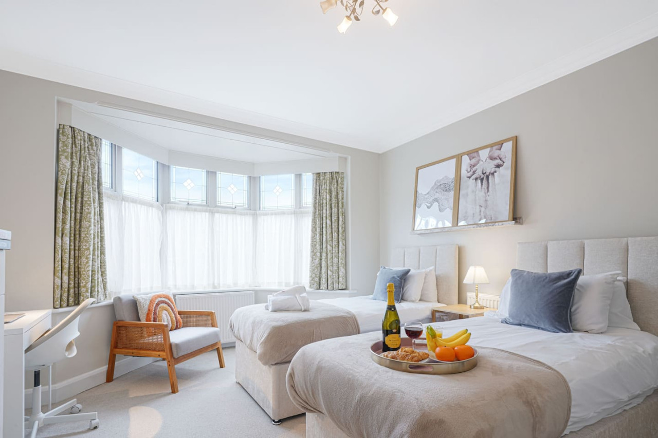 Elegant House • Central Location • Sleeps 8 • Free Parking • Fast Wifi • Virgin TV • Work Desk in 22 The Drive - Property image 10 - VivreStays