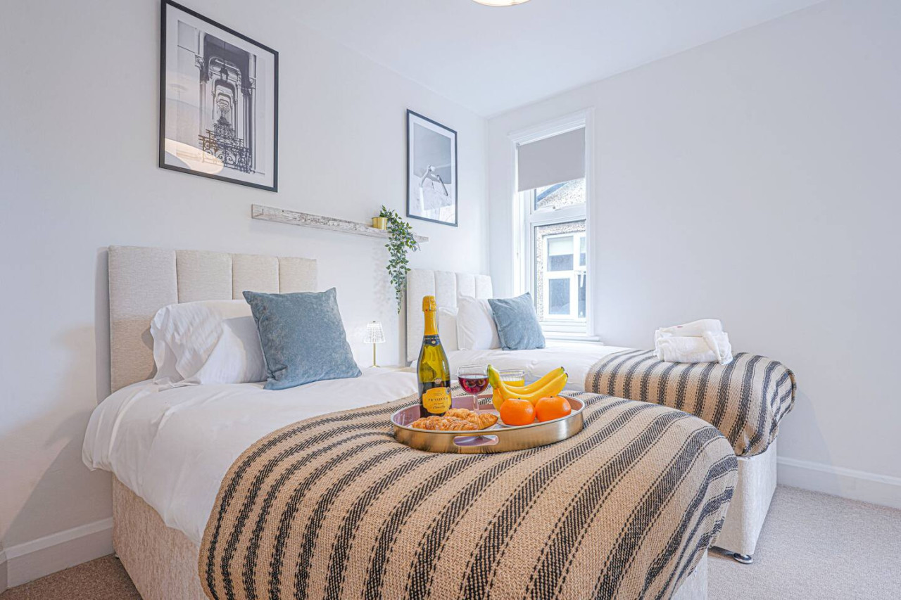 Elegant House • Central Location • Sleeps 8 • Free Parking • Fast Wifi • Virgin TV • Work Desk in 22 The Drive - Property image 25 - VivreStays
