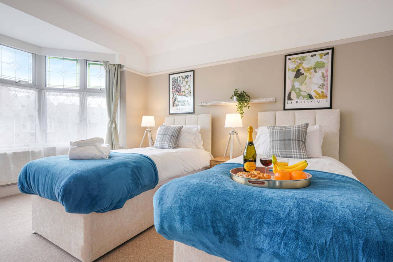 Elegant House • Central Location • Sleeps 8 • Free Parking • Fast Wifi • Virgin TV • Work Desk in 22 The Drive - Property image 15 - VivreStays