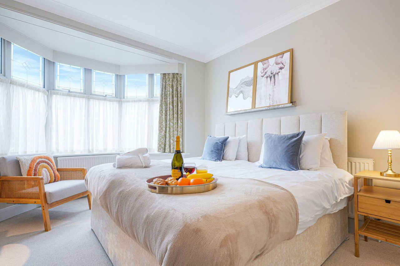 Elegant House • Central Location • Sleeps 8 • Free Parking • Fast Wifi • Virgin TV • Work Desk in 22 The Drive - Property image 12 - VivreStays