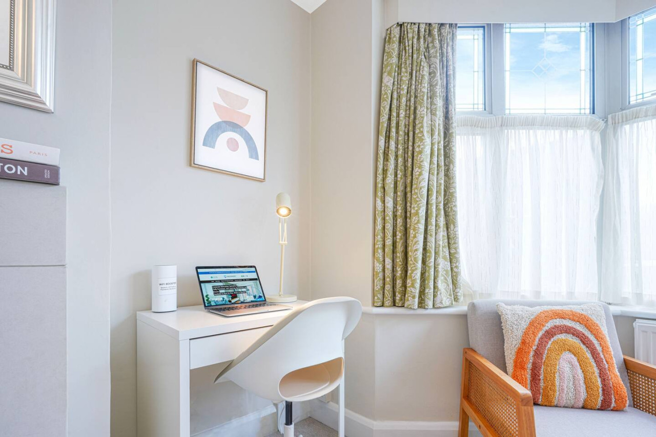 Elegant House • Central Location • Sleeps 8 • Free Parking • Fast Wifi • Virgin TV • Work Desk in 22 The Drive - Property image 13 - VivreStays