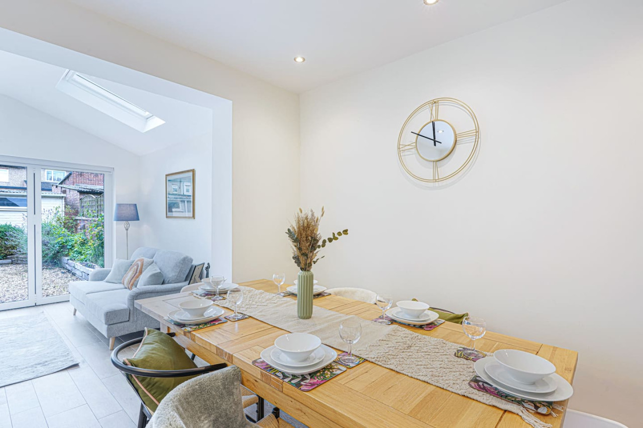 Elegant House • Central Location • Sleeps 8 • Free Parking • Fast Wifi • Virgin TV • Work Desk in 22 The Drive - Property image 6 - VivreStays