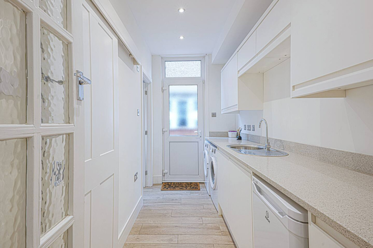 Elegant House • Central Location • Sleeps 8 • Free Parking • Fast Wifi • Virgin TV • Work Desk in 22 The Drive - Property image 27 - VivreStays