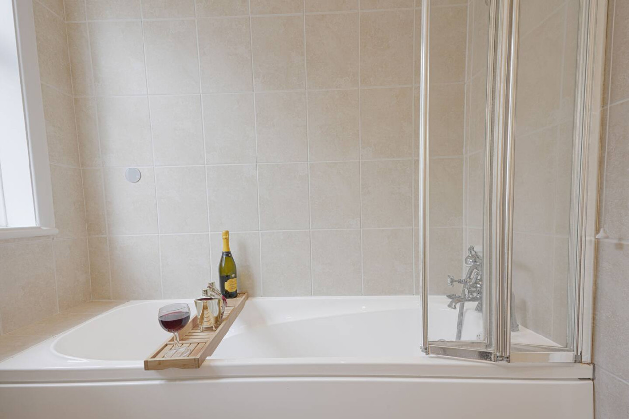Elegant House • Central Location • Sleeps 8 • Free Parking • Fast Wifi • Virgin TV • Work Desk in 22 The Drive - Property image 20 - VivreStays