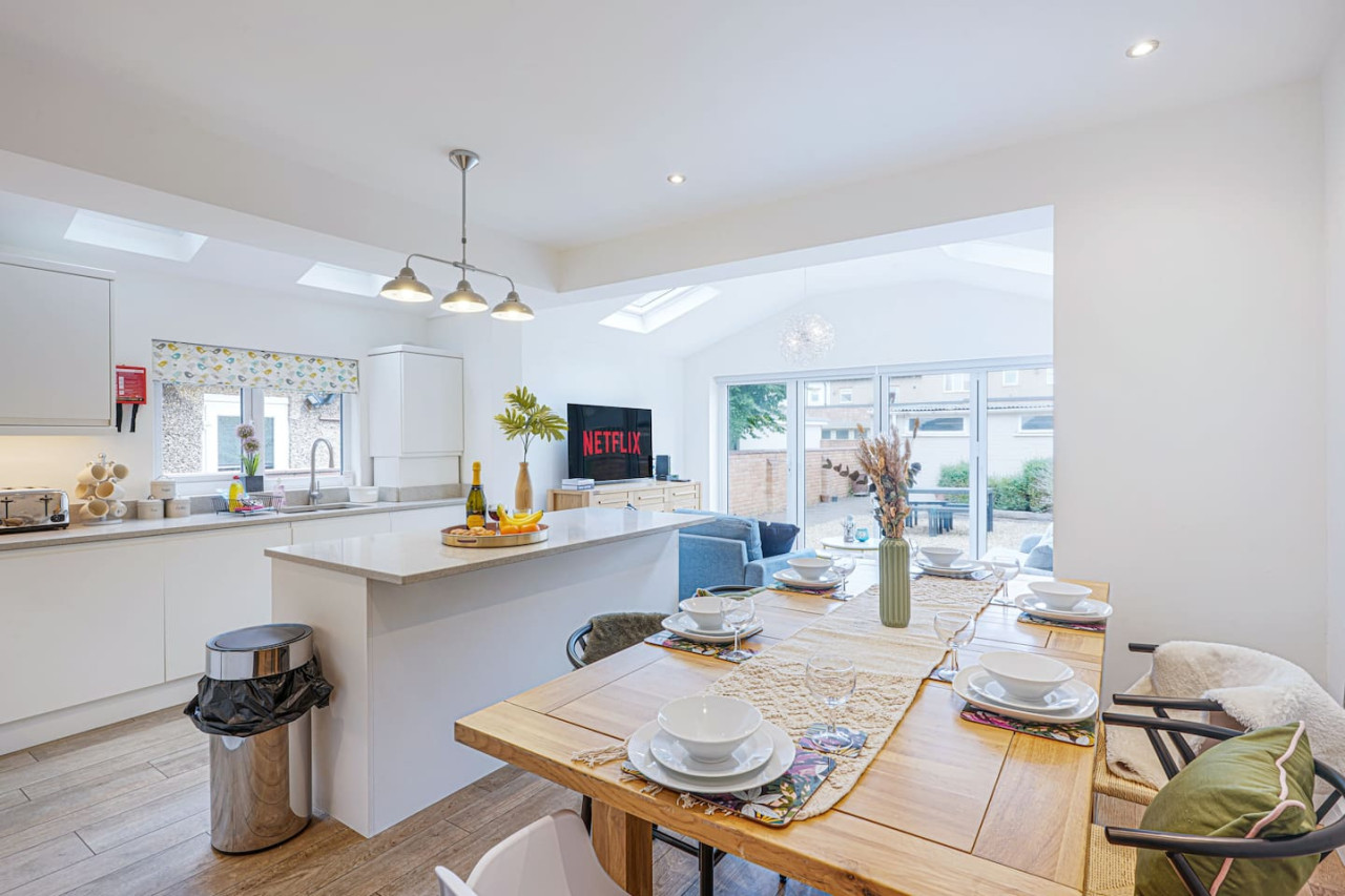 Elegant House • Central Location • Sleeps 8 • Free Parking • Fast Wifi • Virgin TV • Work Desk in 22 The Drive - Property image 2 - VivreStays