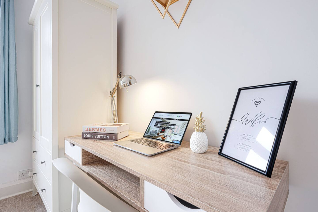 Elegant House • Central Location • Sleeps 8 • Free Parking • Fast Wifi • Virgin TV • Work Desk in 22 The Drive - Property image 24 - VivreStays