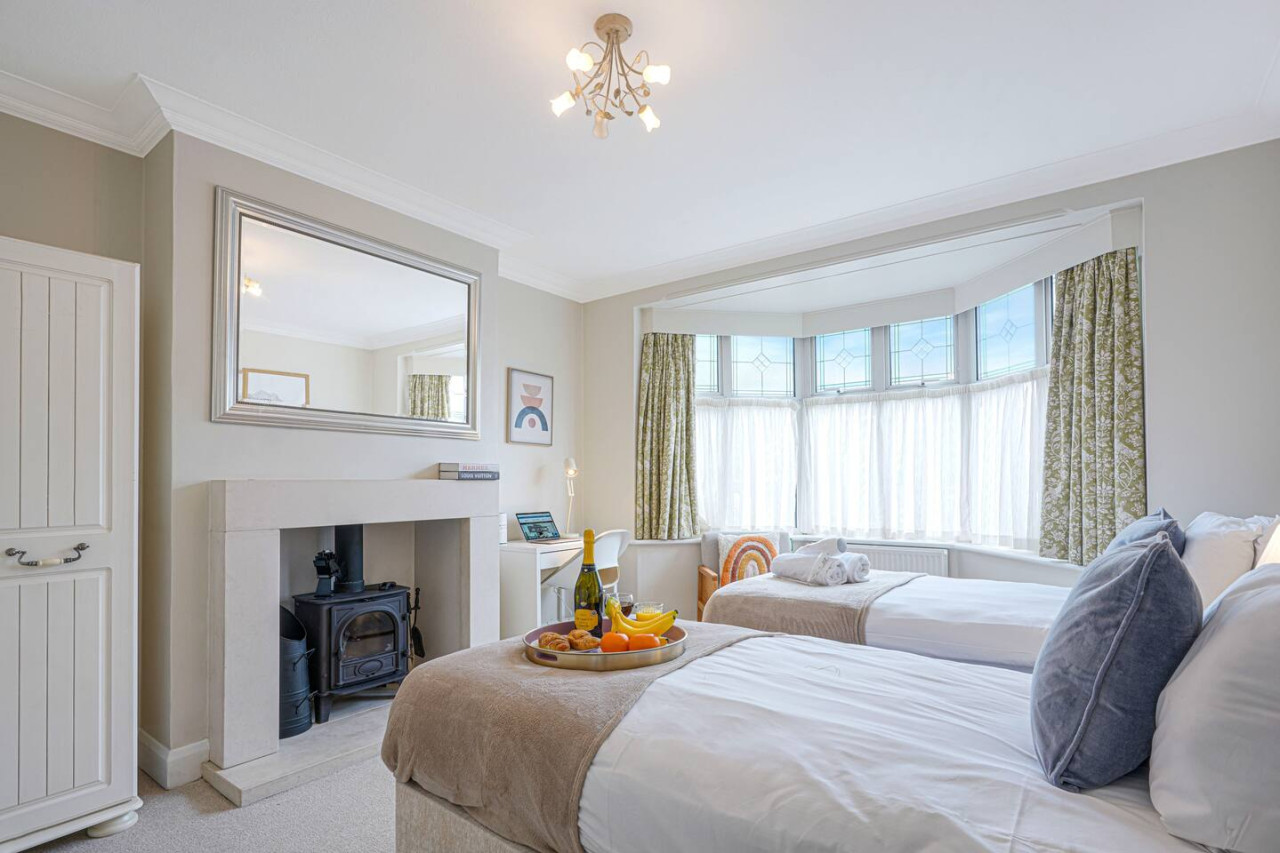 Elegant House • Central Location • Sleeps 8 • Free Parking • Fast Wifi • Virgin TV • Work Desk in 22 The Drive - Property image 11 - VivreStays