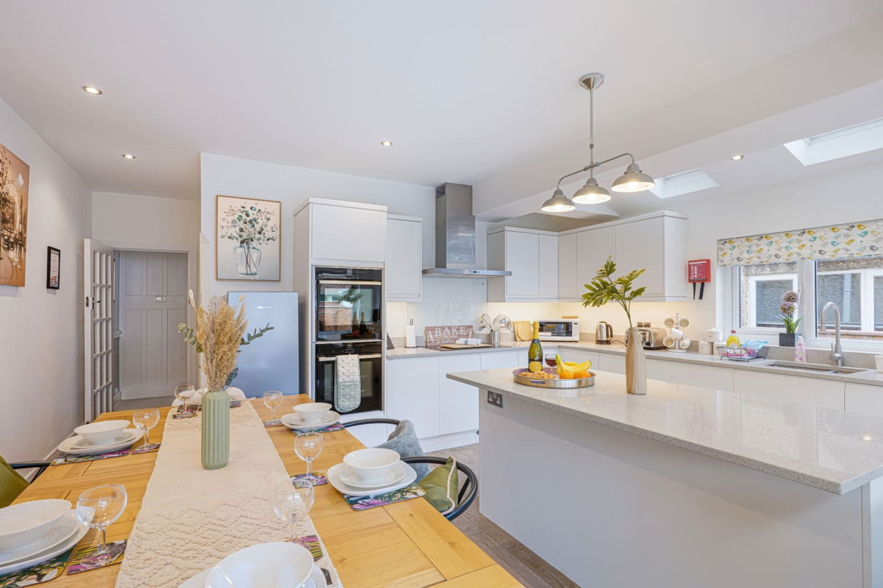 Elegant House • Central Location • Sleeps 8 • Free Parking • Fast Wifi • Virgin TV • Work Desk in 22 The Drive - Property image 3 - VivreStays