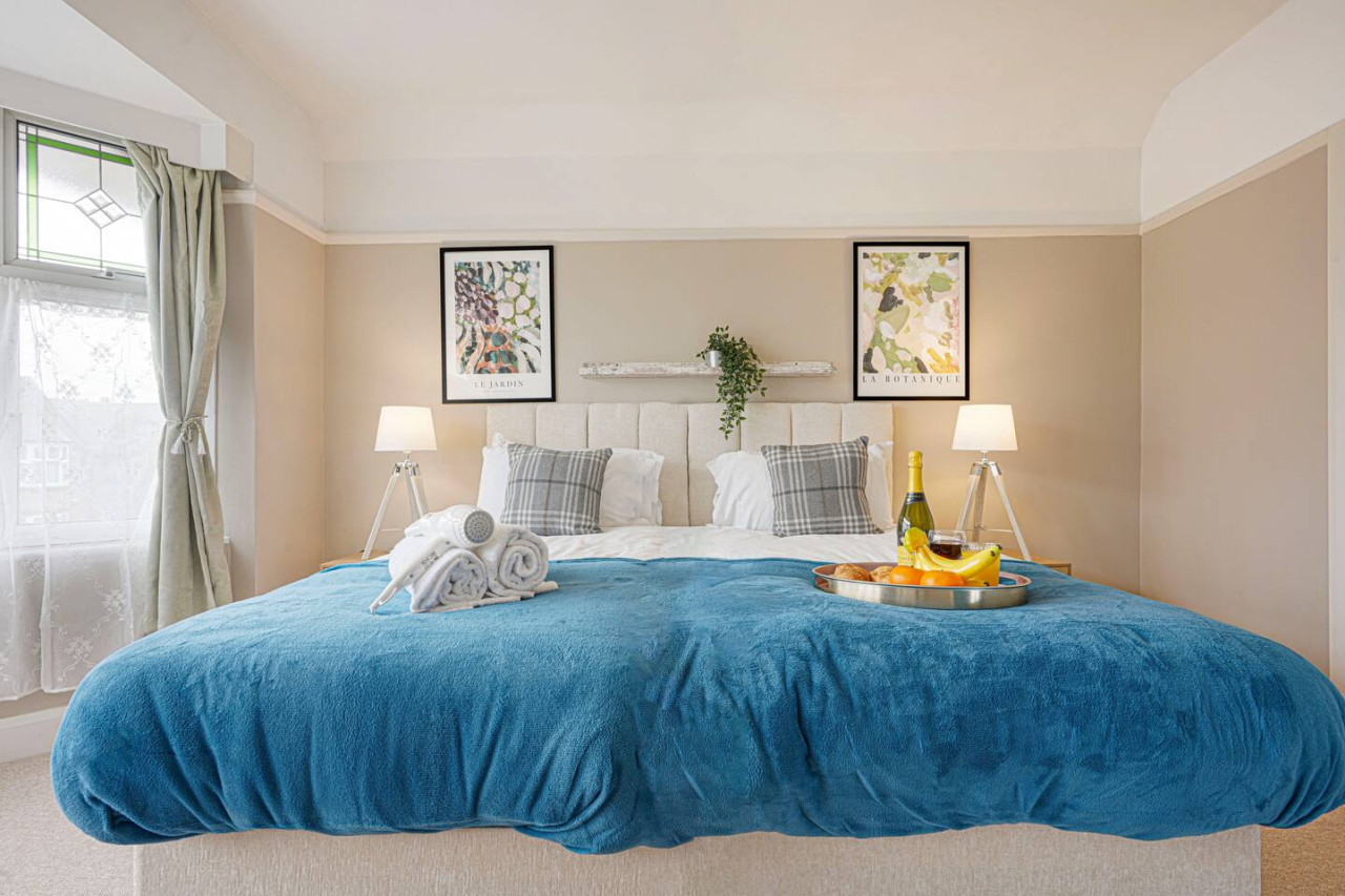 Elegant House • Central Location • Sleeps 8 • Free Parking • Fast Wifi • Virgin TV • Work Desk in 22 The Drive - Property image 18 - VivreStays