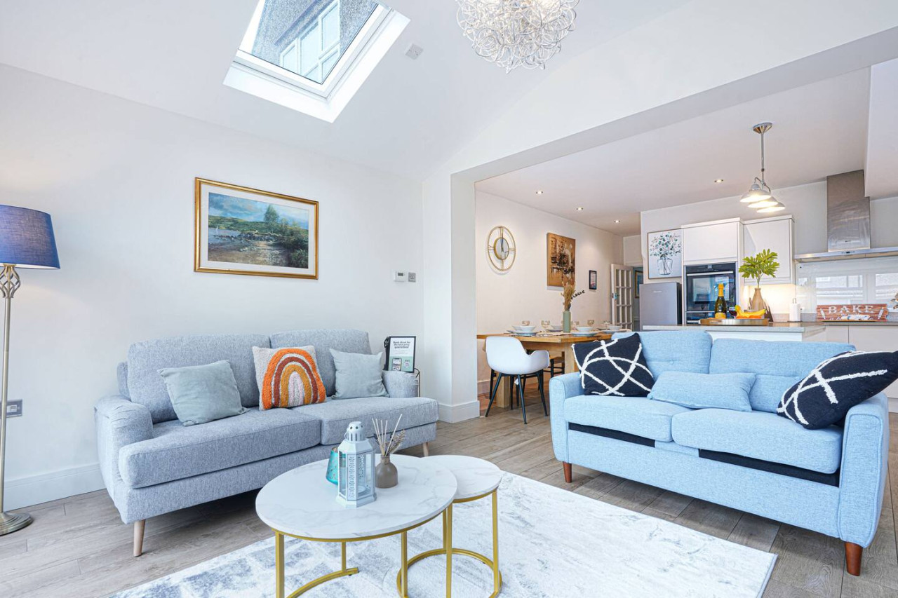 Elegant House • Central Location • Sleeps 8 • Free Parking • Fast Wifi • Virgin TV • Work Desk in 22 The Drive - Property image 8 - VivreStays