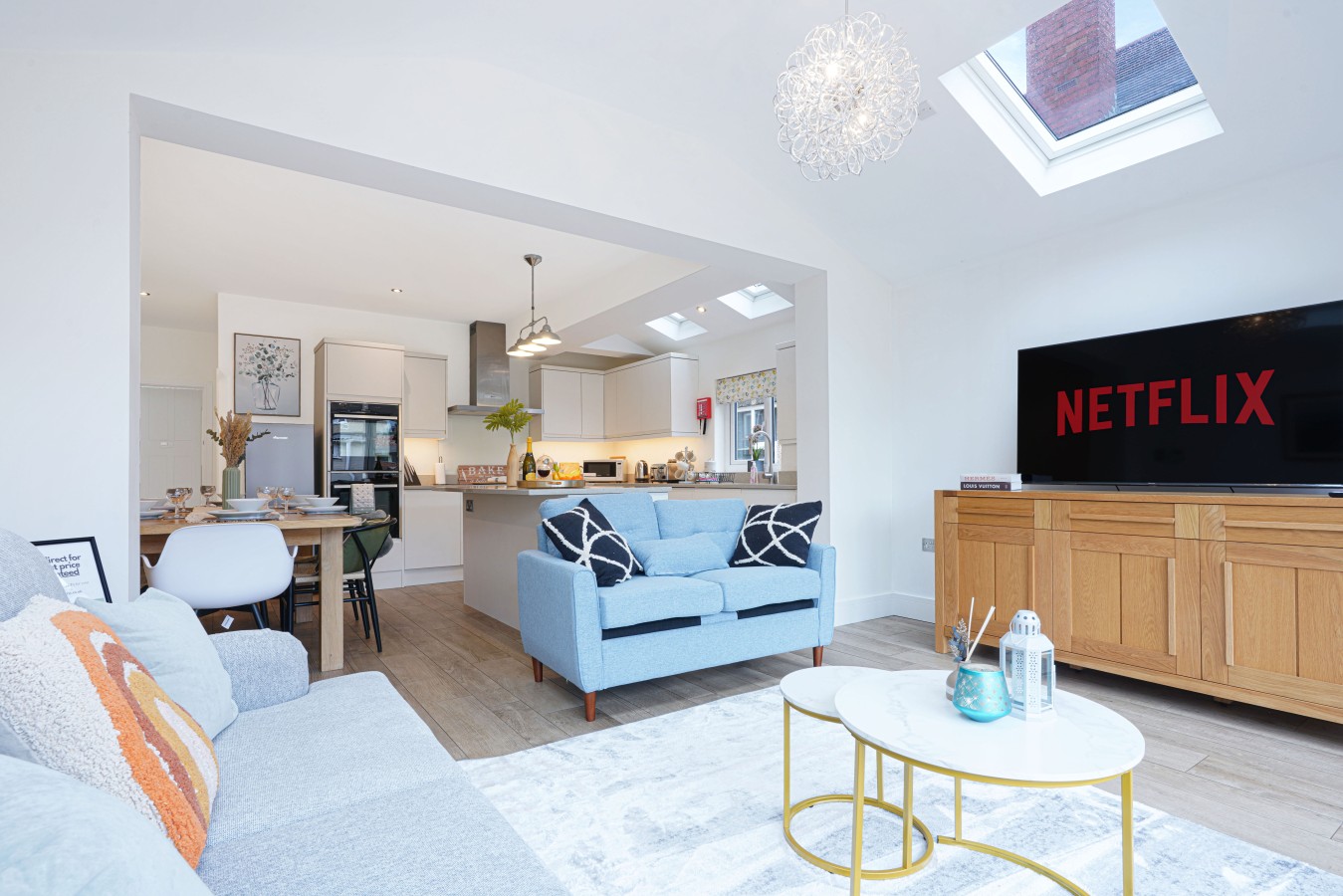 Elegant House • Central Location • Sleeps 8 • Free Parking • Fast Wifi • Virgin TV • Work Desk in 22 The Drive - Property image 9 - VivreStays