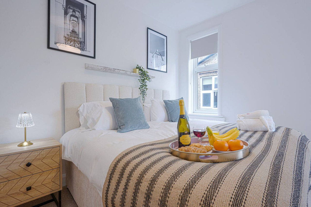 Elegant House • Central Location • Sleeps 8 • Free Parking • Fast Wifi • Virgin TV • Work Desk in 22 The Drive - Property image 26 - VivreStays