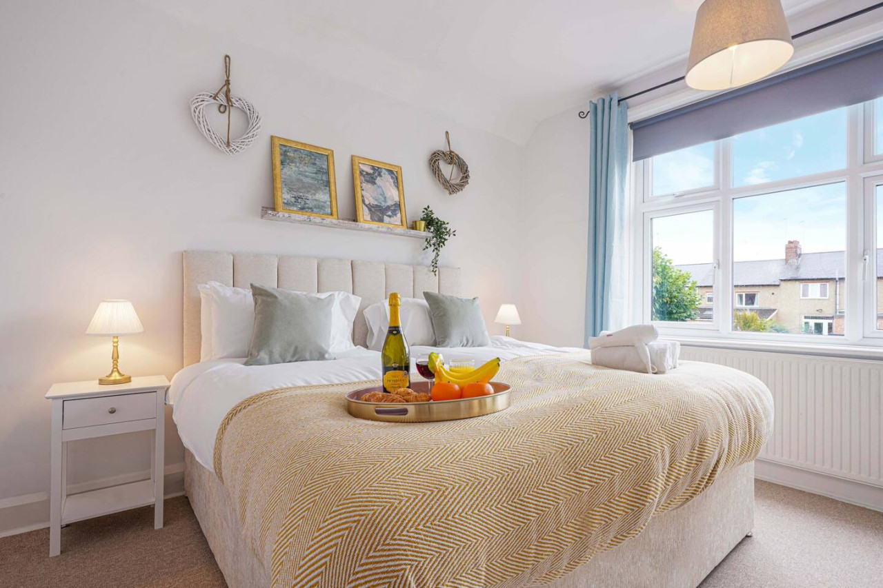 Elegant House • Central Location • Sleeps 8 • Free Parking • Fast Wifi • Virgin TV • Work Desk in 22 The Drive - Property image 22 - VivreStays