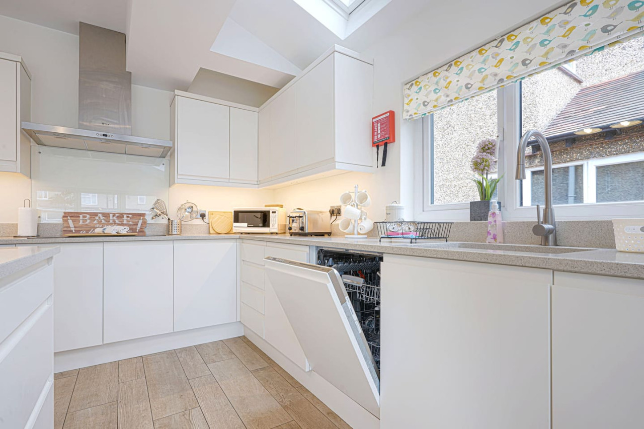 Elegant House • Central Location • Sleeps 8 • Free Parking • Fast Wifi • Virgin TV • Work Desk in 22 The Drive - Property image 5 - VivreStays